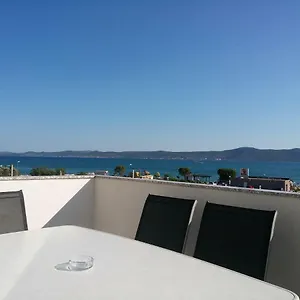 https://solmaris-apartments.hotelinzadar.com